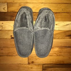 Never worn Men’s UGG Slippers